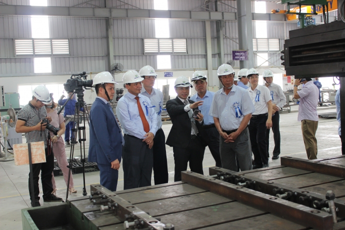 Thứ trưởng Nguyễn Nhật thăm quan nhà máy sản xuất 