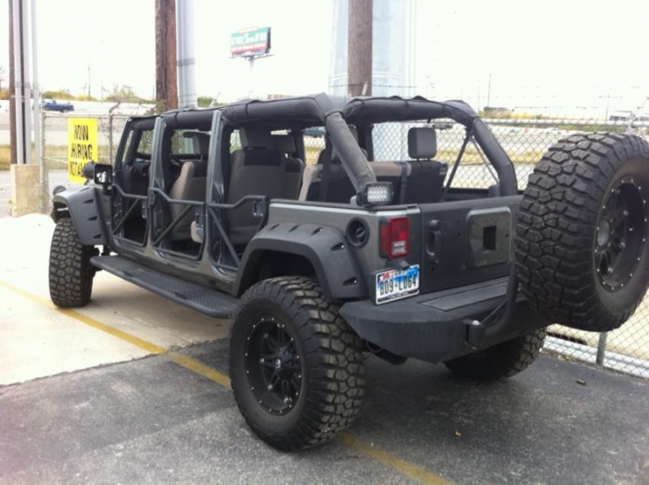 there-s-a-6-door-jeep-wrangler-in-las-vegas-and-an