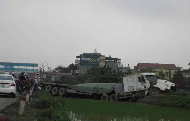 Xe container lao xuong ruong1