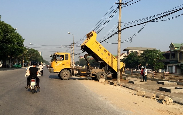 xe chở vật liệu vô tư quay ngang đường đổ cát