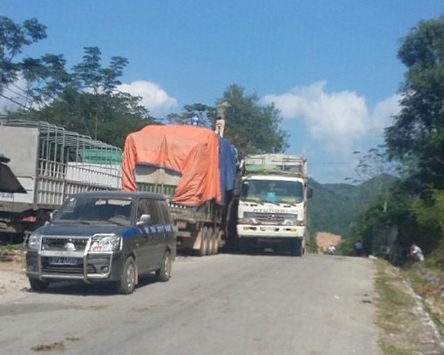 Nghệ An Buộc hạ tải hàng chục xe chở nông sản quá 