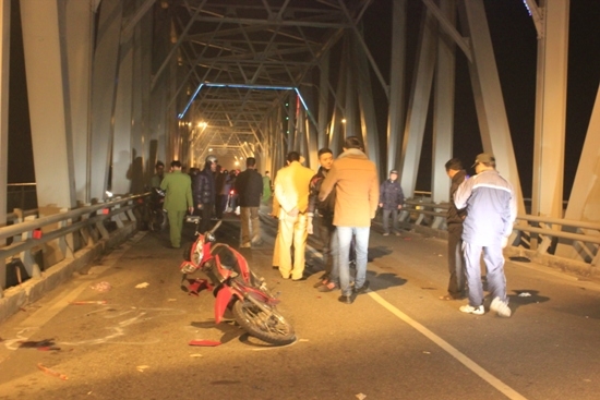 Xe máy đấu đầu giữa cầu Bến Thủy, 2 người chết thả