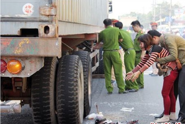 Bố đánh xe tải đi làm không may cán chết con gái 2