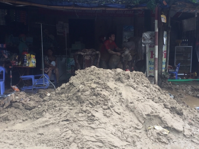 Bùn cát lấp cả của nhà dan tại khu vực xóm cốc san
