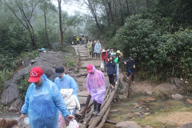 trời mưa khiến con đường lên chùa vốn đã ghập ghền