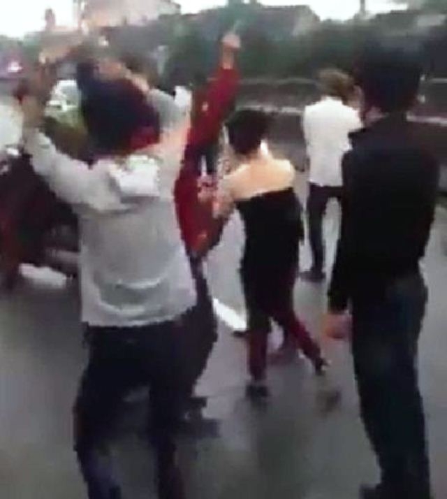 nhóm thanh niên nhảy nhót trên quốc lộ 1A (Ảnh cắt