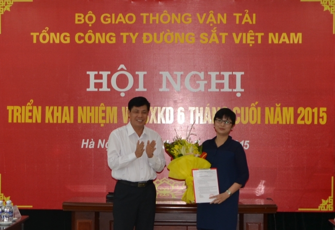 Thứ trưởng Nguyễn Ngọc Đông trao quyết định cho bà