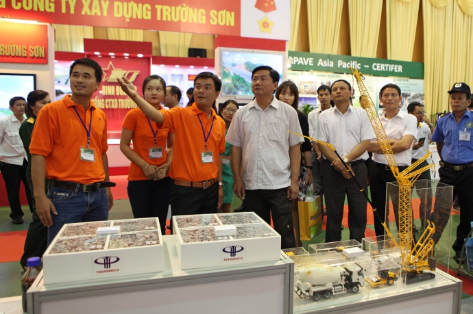 Bộ trưởng Đinh La Thăng thăm gian triển lãm Công t