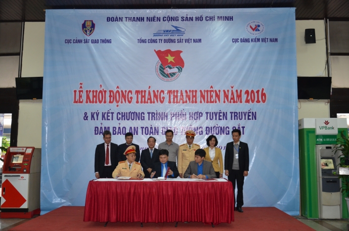 Thanh-nien-duong-sat-ky-tuyen -truyen-ATGT-2016