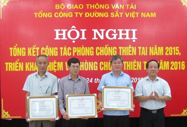 ong-Doan-Duy-Hoach-trao-thuong-ca-nhan-PCLB