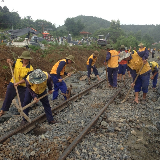 nganh-duong-sat-khac-phuc-sat-lo-o-khanh-hoa