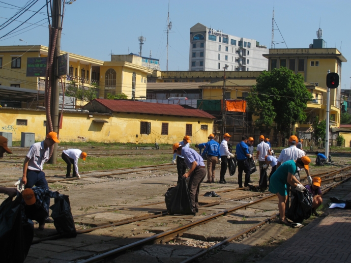 ra-quan-ve-sinh-moi-truong-duong-sat-khu-ga-Ha-Noi