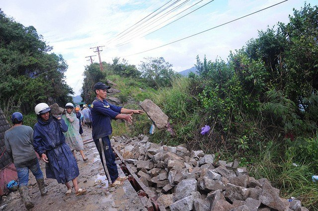 cong-nhan-vac-da-la-diem-sat-tren-Deo-Ca-tuyen-duo