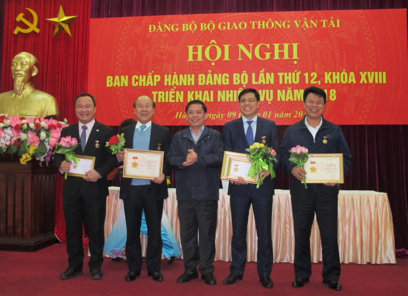 trao-ky-niem-chuong-cong-tac-dan-van