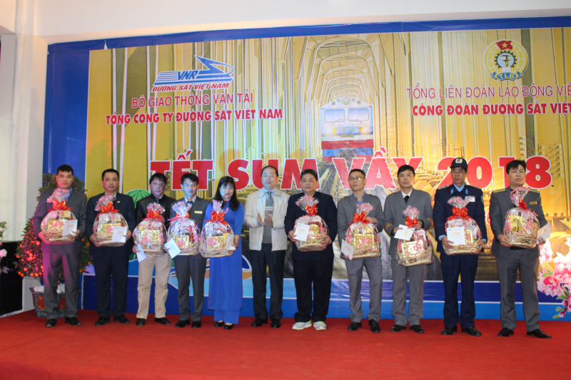 chu-tich-TCT-Duong-sat-VN-trao-qua-cong-nhan-dip-t