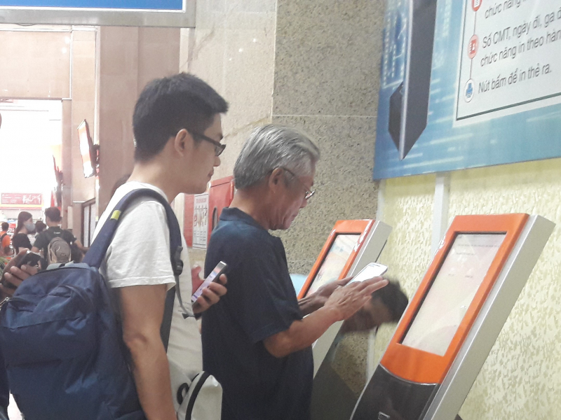Hành khách mua vé tàu qua điện thoại hoặc kios tự 