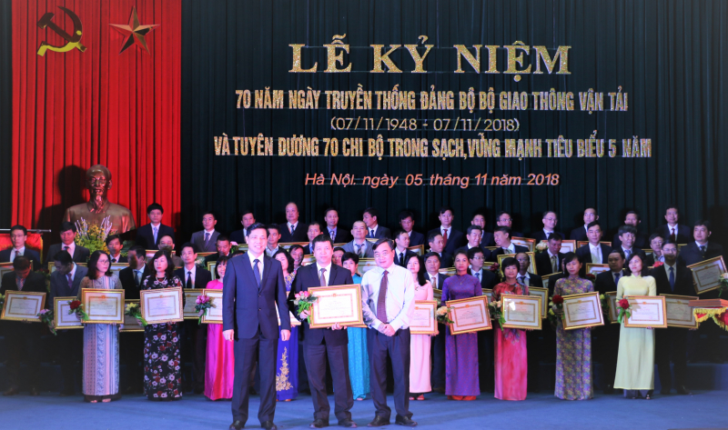 ky-niem-70 nam-Dang-bo-Bo-GTVT-trao-giay-khen1