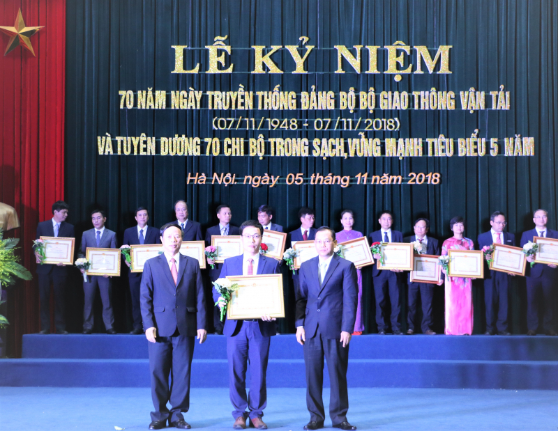 ky-niem-70 nam-Dang-bo-Bo-GTVT-trao-giay-khen2