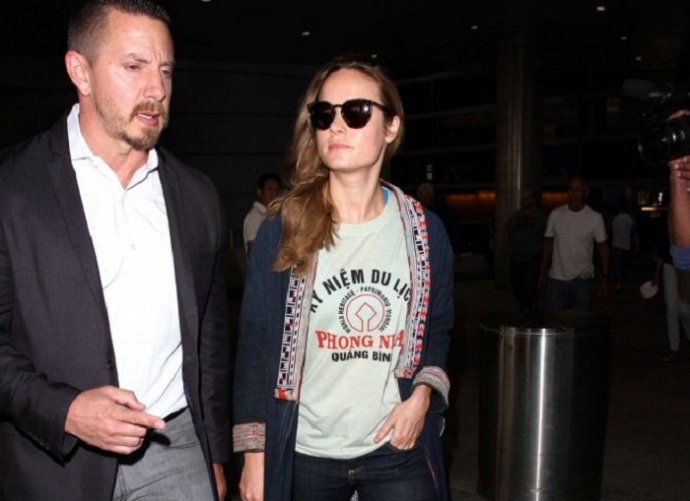 Brie-Larson-in-Jeans-at-LAX-Airport--09-662x971