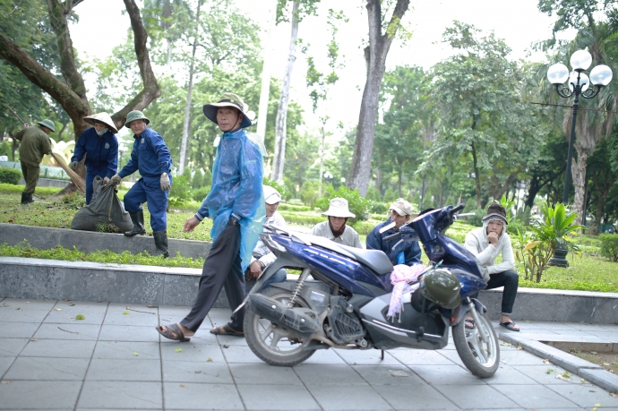 Cac-cong-nhan-ve-sinh-phai-quet-nhieu-la-rung-hon-