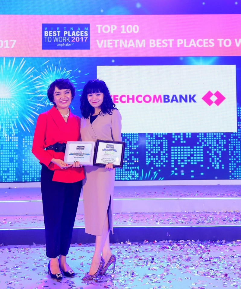 22.3 bà Phạm Vũ Minh Đan (phải ) – Giám đốc Khối Q