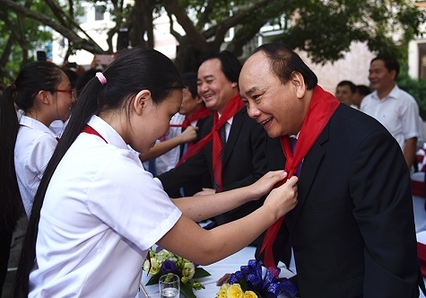 Hoc sinh truong Nguyen Dinh Trieu quang khan do ch