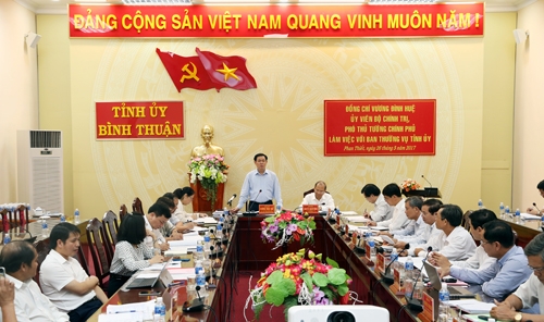 bo-chinh-tri-kiem-tra-cong-tac-can-bo