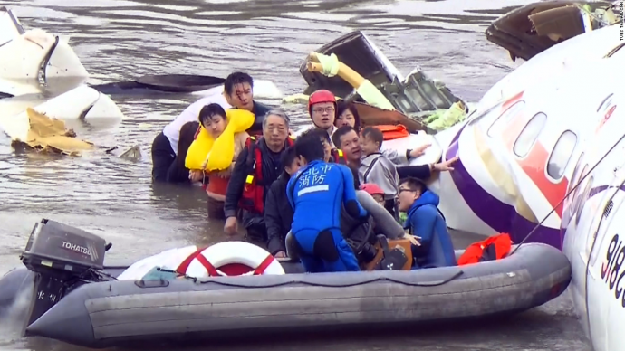 150204142243-taiwan-plane-crash-rescue-super-169