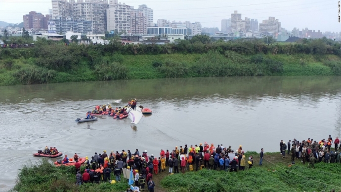 150204143734-transasia-taiwan-plane-crash-river-su