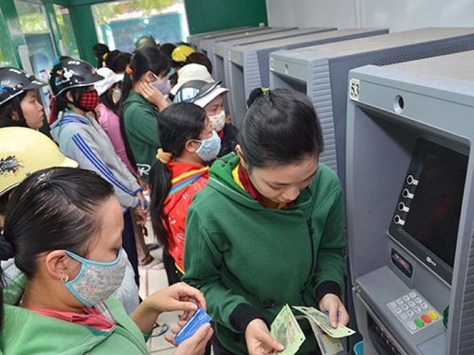 Yeu-cau-cung-ung-du-tien-ATM-thong-suot-trong-dip-