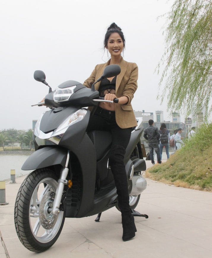 honda-sh300i-phan-anh-hoang-thuy-5