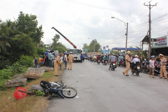 xe-o-to-lao-vao-3-xe-may-lam-5-nguoi-thuong-vong