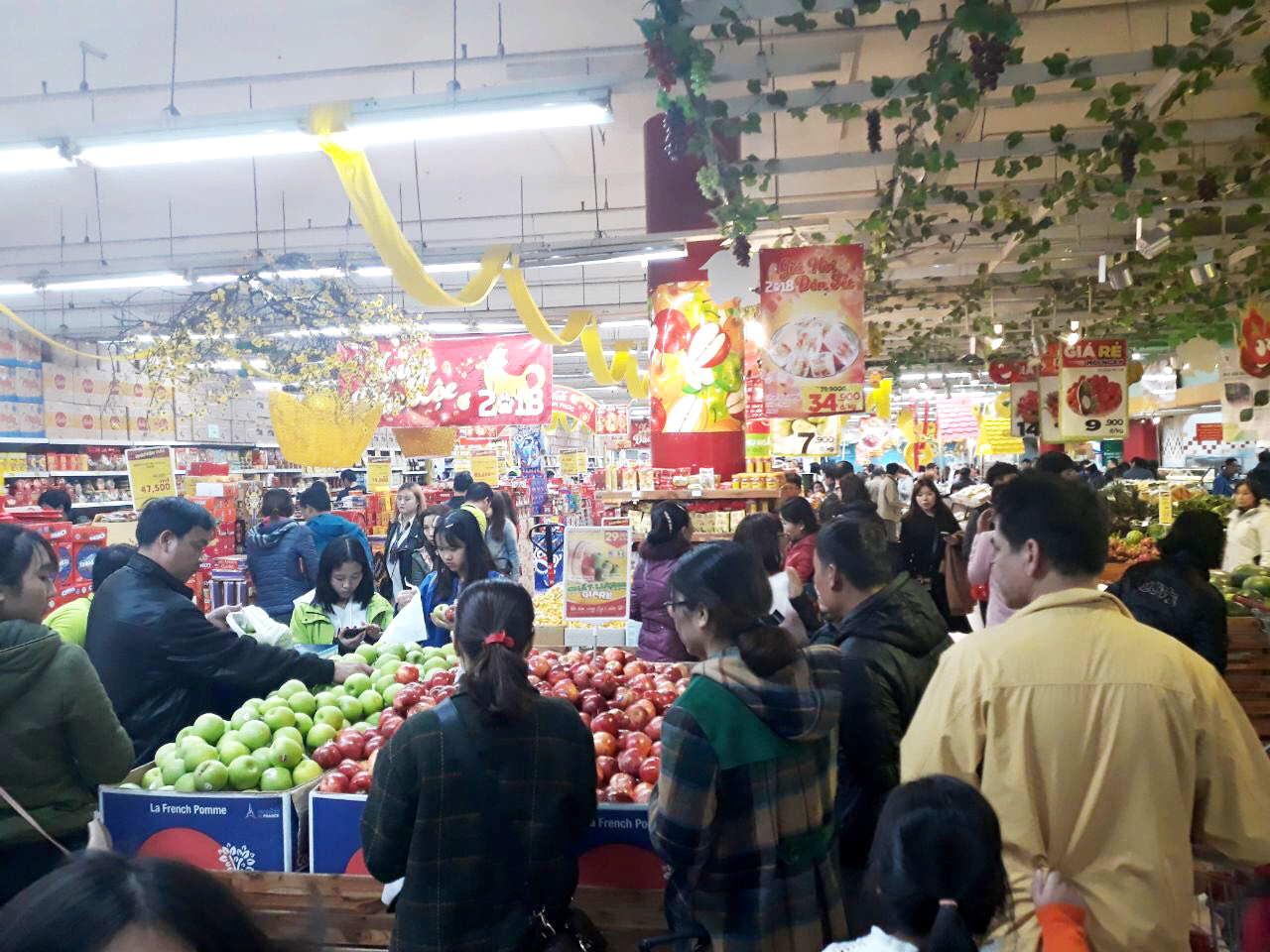 3 đông đảo người tiêu dùng mua sắm trái 
