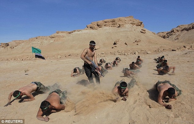 Các binh sĩ Iraq bò trên cát sa mạc Najaf, ở phía 