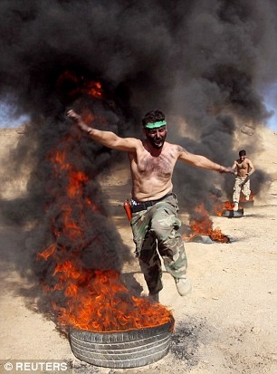 Các binh sĩ Iraq phải tập nhảy qua lửa