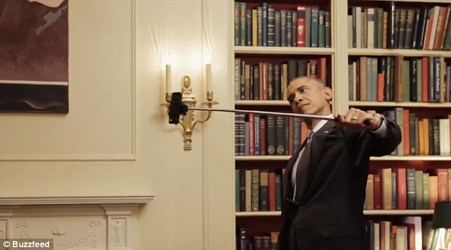 Tổng thống Obama loay hoay dùng gậy tự sướng để ch