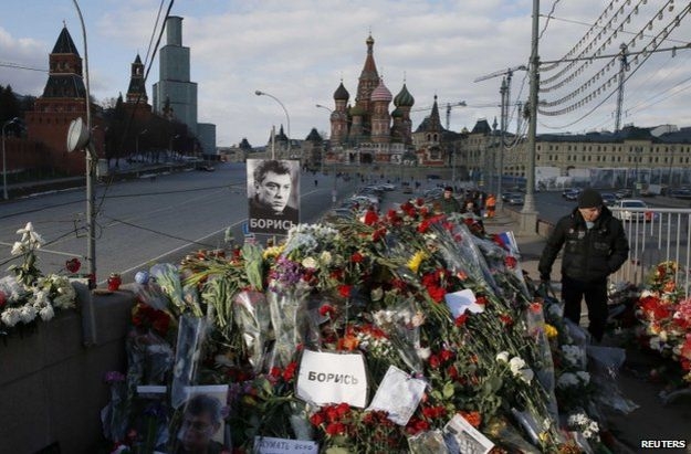 Người hâm mộ ông Nemstov đặt hoa tưởng niệm tại nơ