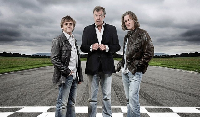 Ông Jeremy Clarkson (giữa) cùng hai đồng nghiệp dẫ