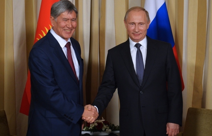 Tổng thống Kyrgyzstan Almazbek Atambayev (trái) và