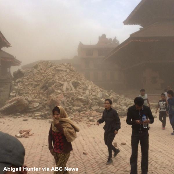 Một ngôi chùa bị phá huỷ hoàn toàn vì động đất