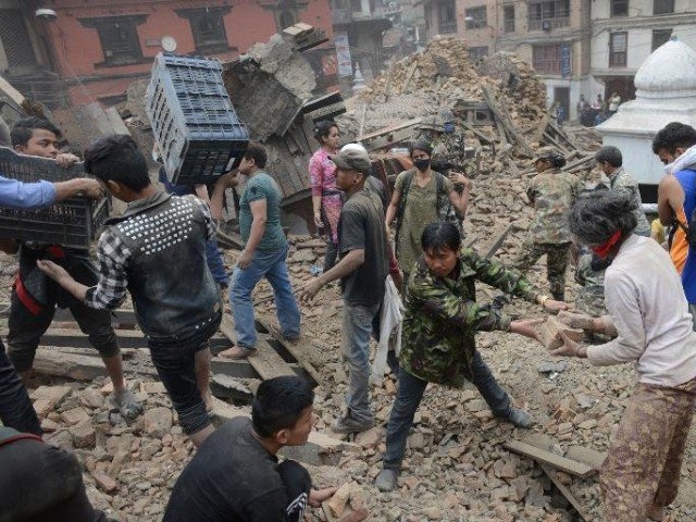 Hàng trăm người dân Nepal tự dùng tay không để đào