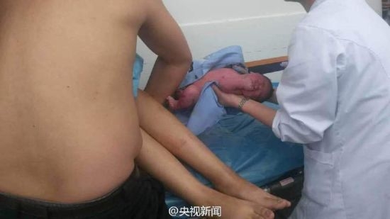 Hình ảnh đứa bé sinh ra ngay giữa đường cao tốc nh