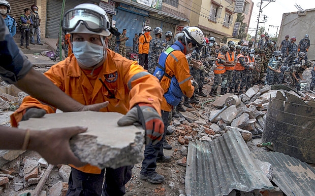 Quân đội Nepal giúp người dân dọn dẹp đống đổ nát,