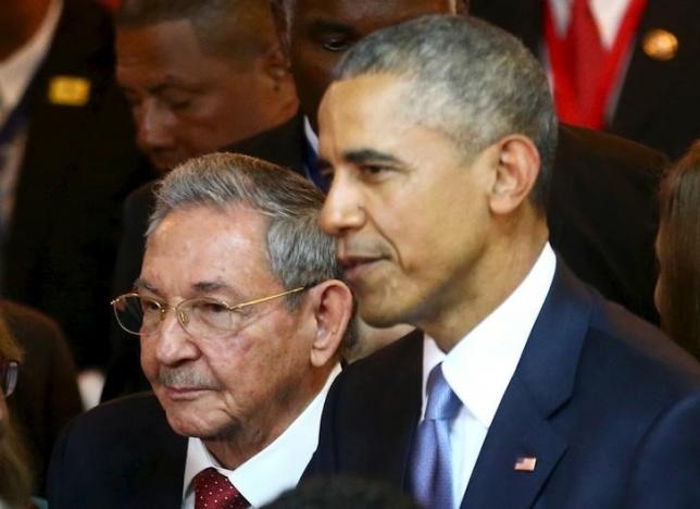 Chủ tịch Cuba Raul Castro bên cạnh Tổng thống Mỹ B