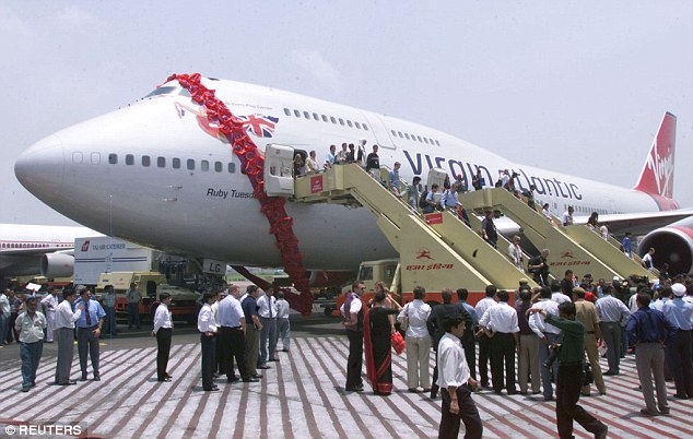 Hai tiếp viên hàng không của hãng Virgin Atlantic 