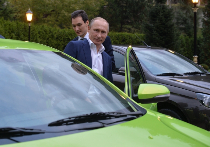 Tổng thống Nga chạy thử xe Lada Vesta