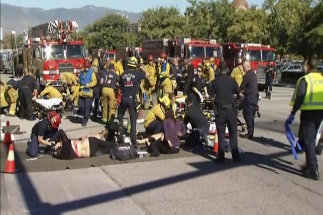Các đội cứu hộ đang cấp cứu cho người bị thương ng
