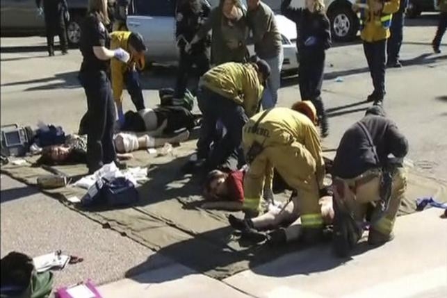 Các đội cứu hộ đang cấp cứu cho người bị thương ng