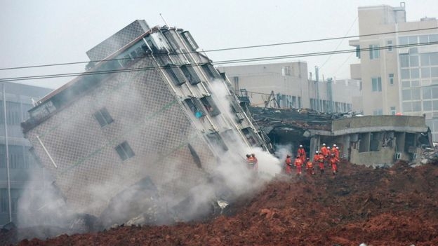 Một toà nhà nghiêng ngả hẳn sang bên