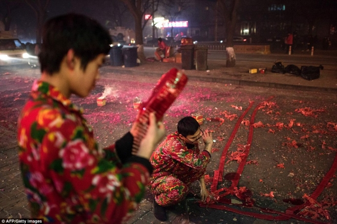 Người dân Bắc Kinh đốt pháo giấy đón m